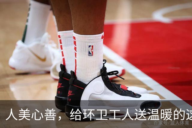 人美心善，给环卫工人送温暖的这位阿姨确实很有魅力